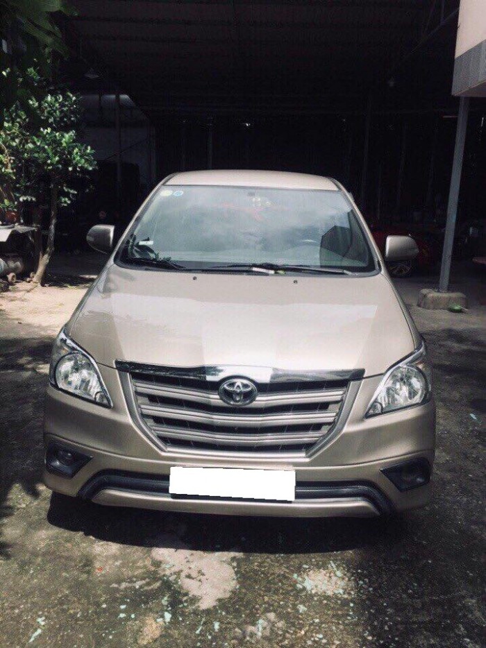 Lên đời cần bán xe Innova 2016, số sàn, màu vàng cát, còn mới ken xà ben.