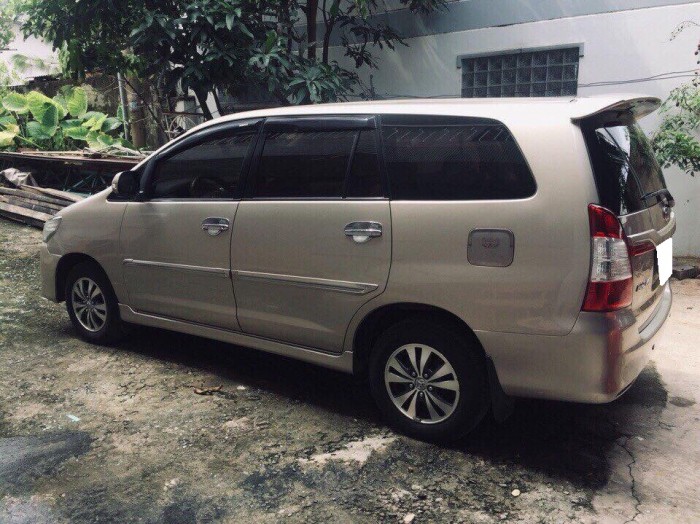 Lên đời cần bán xe Innova 2016, số sàn, màu vàng cát, còn mới ken xà ben.