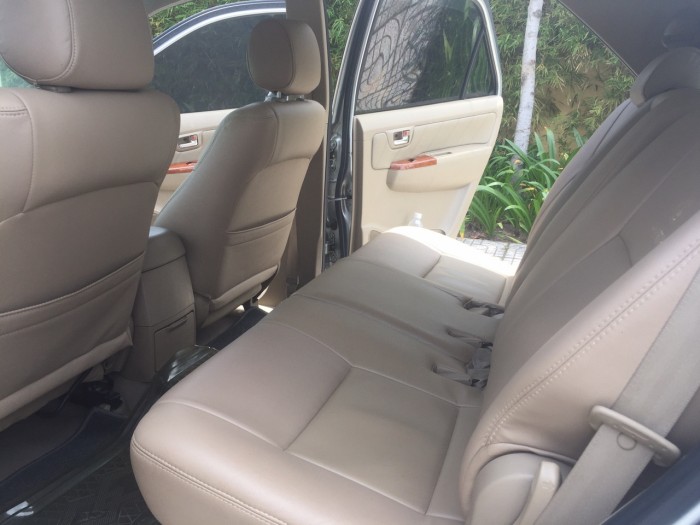 Cần bán Fortuner 2009, số tự động, màu bạc
