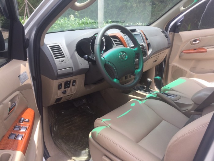 Cần bán Fortuner 2009, số tự động, màu bạc