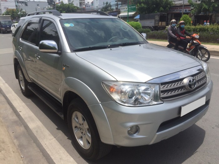 Cần bán Fortuner 2009, số tự động, màu bạc