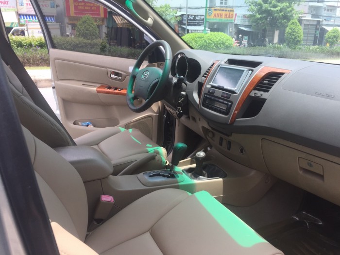 Cần bán Fortuner 2009, số tự động, màu bạc
