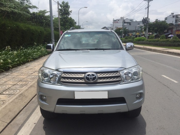 Cần bán Fortuner 2009, số tự động, màu bạc