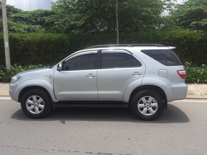 Cần bán Fortuner 2009, số tự động, màu bạc