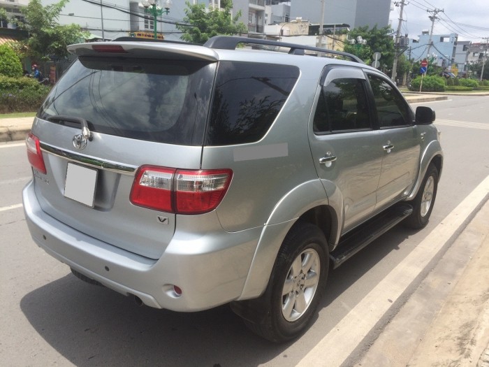 Cần bán Fortuner 2009, số tự động, màu bạc