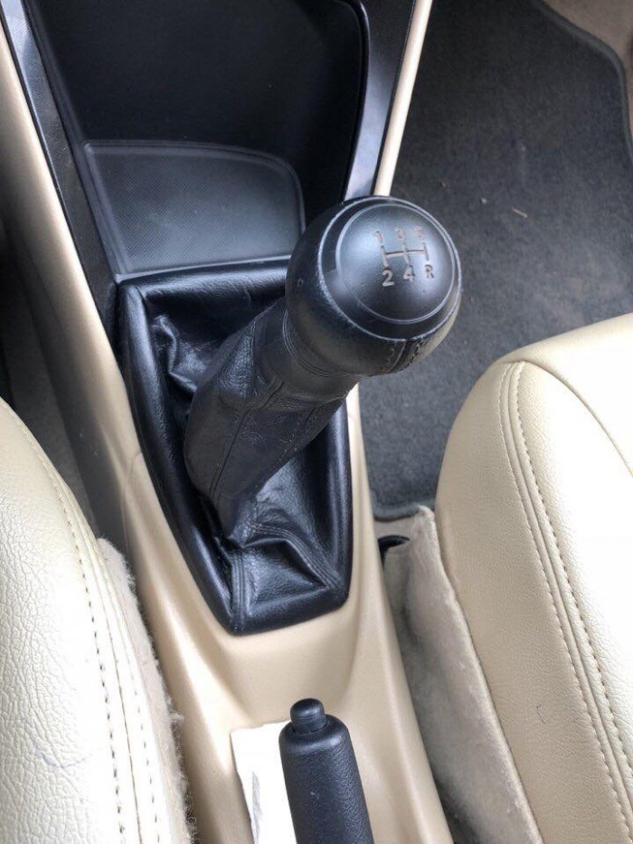 Cần bán Vios 2014, số sàn, màu bạc, phom mới.