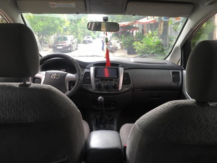 Cần bán xe Toyota Innova 2013 số sàn màu vàng cát