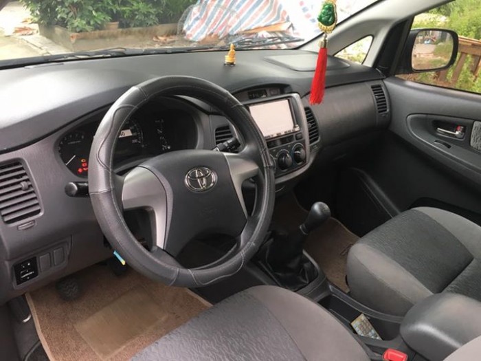 Cần bán xe Toyota Innova 2013 số sàn màu vàng cát