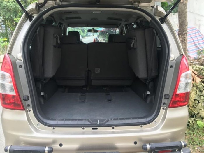 Cần bán xe Toyota Innova 2013 số sàn màu vàng cát