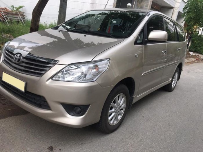 Cần bán xe Toyota Innova 2013 số sàn màu vàng cát
