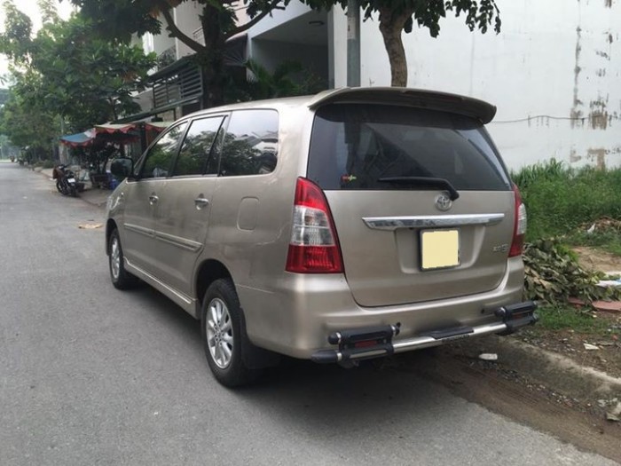 Cần bán xe Toyota Innova 2013 số sàn màu vàng cát