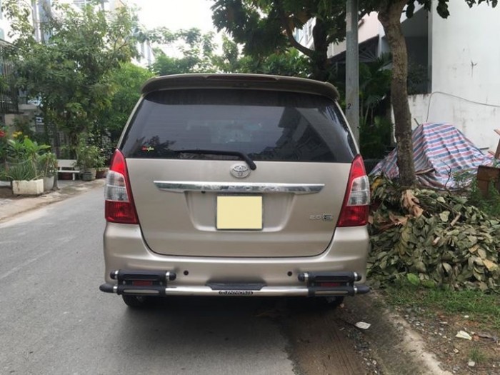 Cần bán xe Toyota Innova 2013 số sàn màu vàng cát