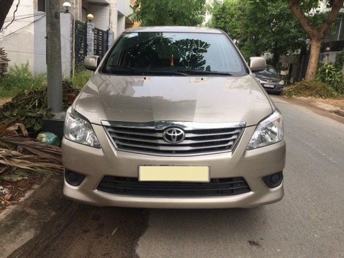 Cần bán xe Toyota Innova 2013 số sàn màu vàng cát