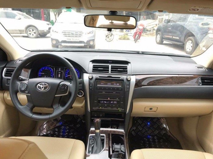 Gia đình cần bán Camry 2.0 at 8/2017, màu đen víp, gia đình sử dụng