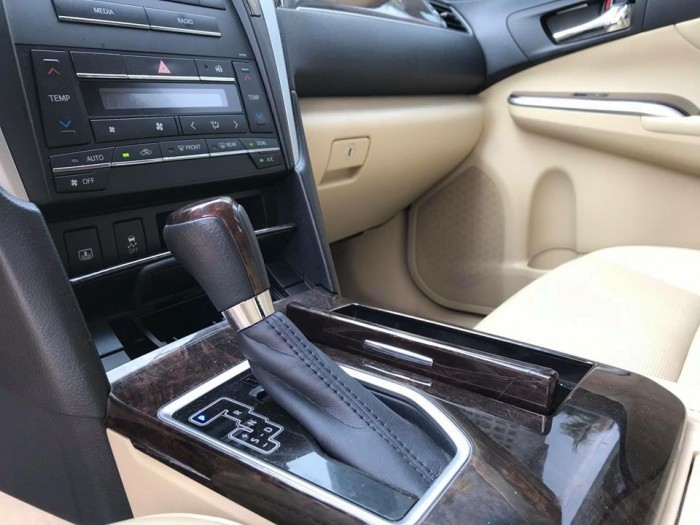 Gia đình cần bán Camry 2.0 at 8/2017, màu đen víp, gia đình sử dụng