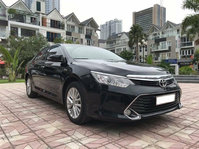 Gia đình cần bán Camry 2.0 at 8/2017, màu đen víp, gia đình sử dụng