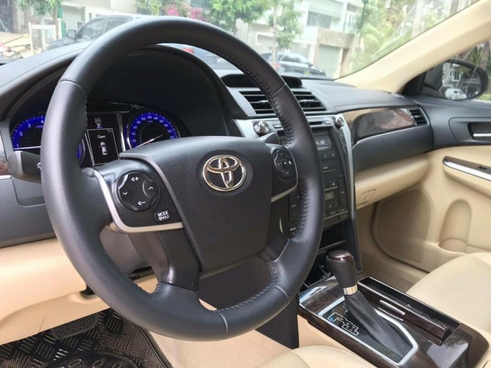 Gia đình cần bán Camry 2.0 at 8/2017, màu đen víp, gia đình sử dụng