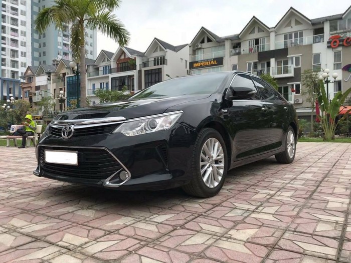 Gia đình cần bán Camry 2.0 at 8/2017, màu đen víp, gia đình sử dụng
