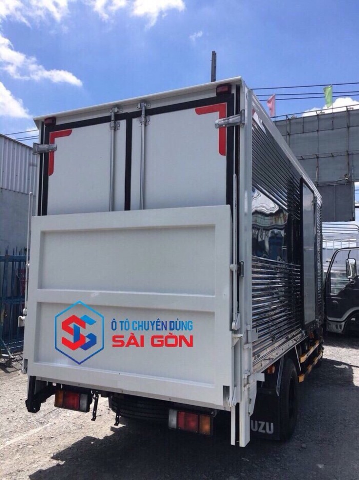 Xe tải Isuzu 2 tấn 2 thùng kín bửng nâng được vô thành phố hỗ trợ ngân hàng cao