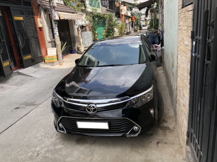 Bán xe Toyota Camry 2018 màu đen long lanh