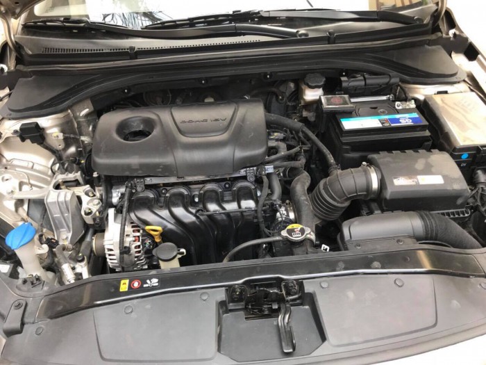 Bán xe Hyundai Elentra 2017 đk 2018 số sàn màu vàng cát mới tinh