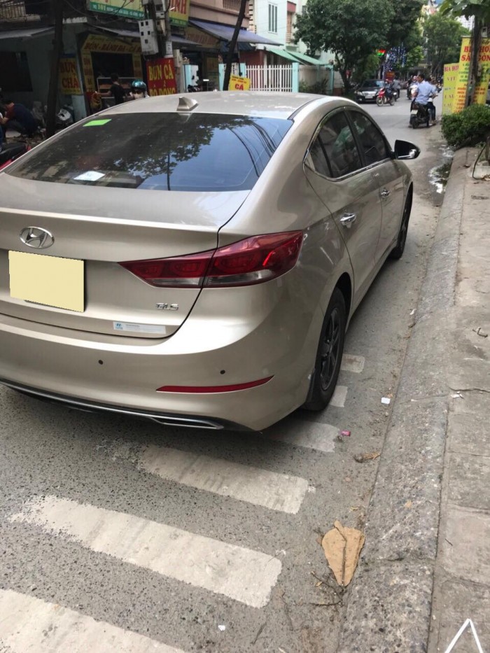 Bán xe Hyundai Elentra 2017 đk 2018 số sàn màu vàng cát mới tinh