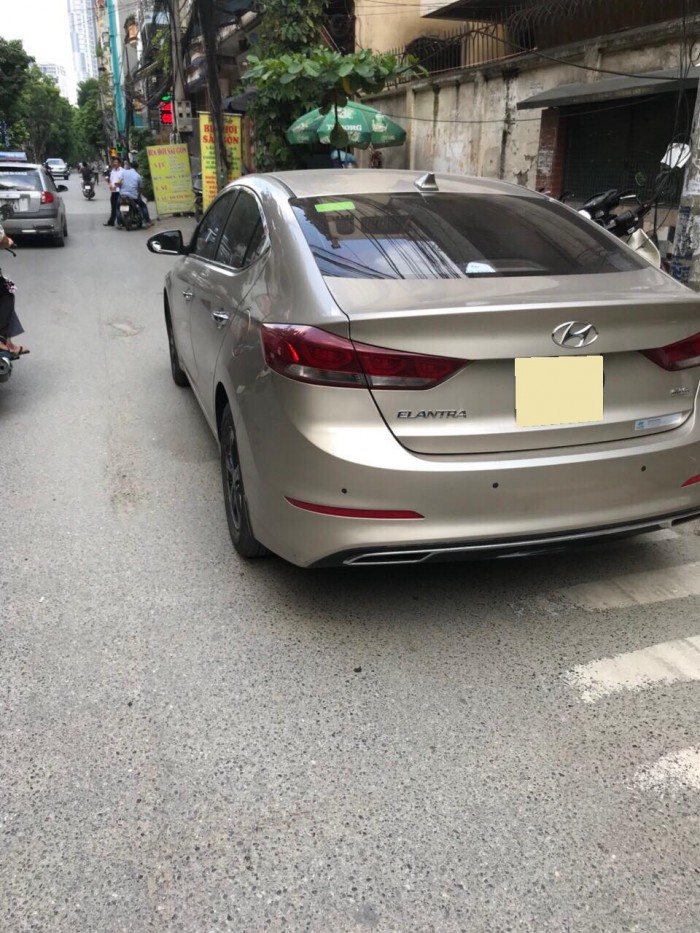 Bán xe Hyundai Elentra 2017 đk 2018 số sàn màu vàng cát mới tinh