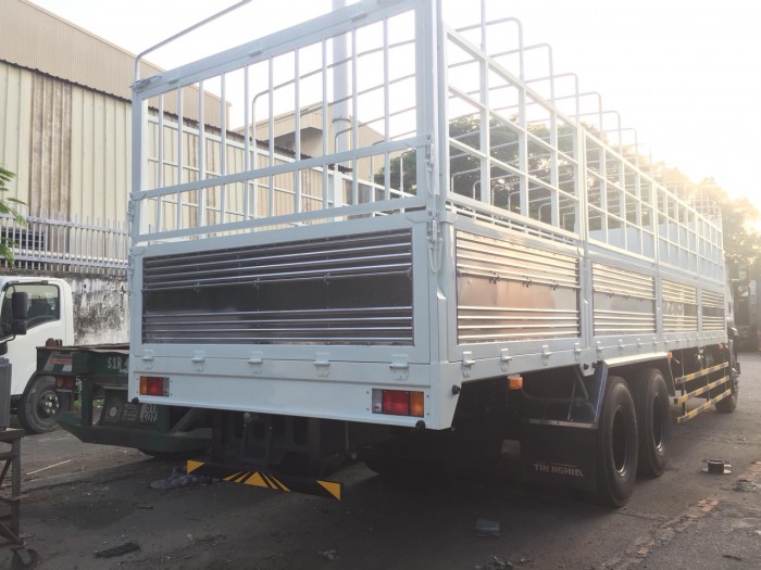 Bán xe tải isuzu FVM 15 tấn thùng mui bạt hỗ trợ trả góp qua ngân hang đến 95%