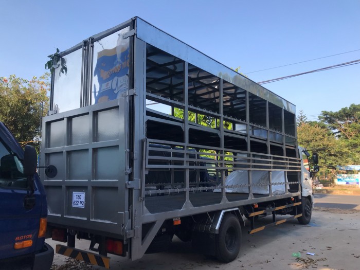 Xe tải chở xe máy Hino FC Euro4, thùng dài 9m, trả trước 200 triệu có xe giao ngay