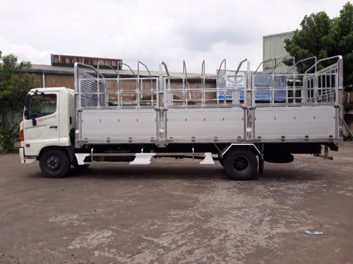 Xe tải Hino FC 6t2 thùng mui bạt, trả trước 200 triệu giao luôn xe