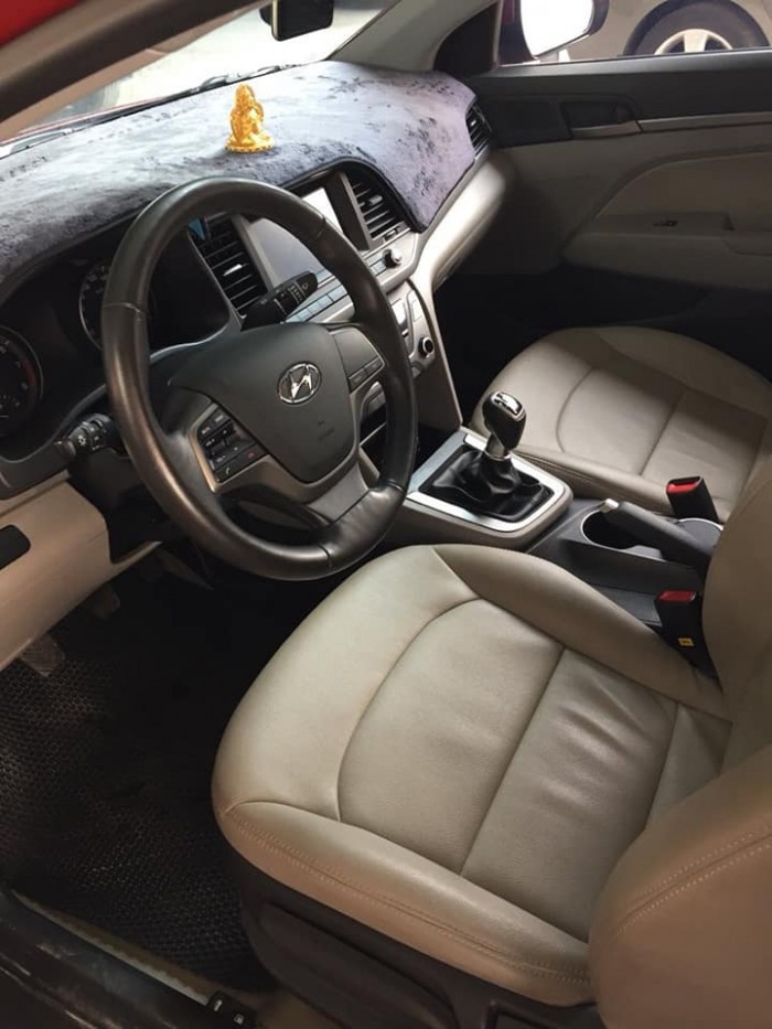 Cần bán xe Hyundai Elantra 2017 đăng kí 2018 số sàn màu đỏ