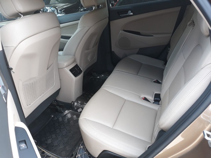 Bán Hyundai Tucson Turbo 1.6AT màu vàng cát máy xăng sản xuất 2017 chạy đúng 27000km