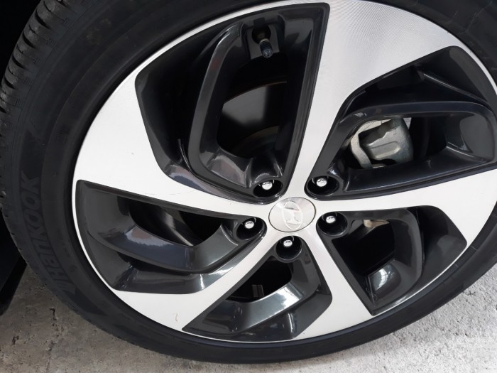 Bán Hyundai Tucson Turbo 1.6AT màu vàng cát máy xăng sản xuất 2017 chạy đúng 27000km