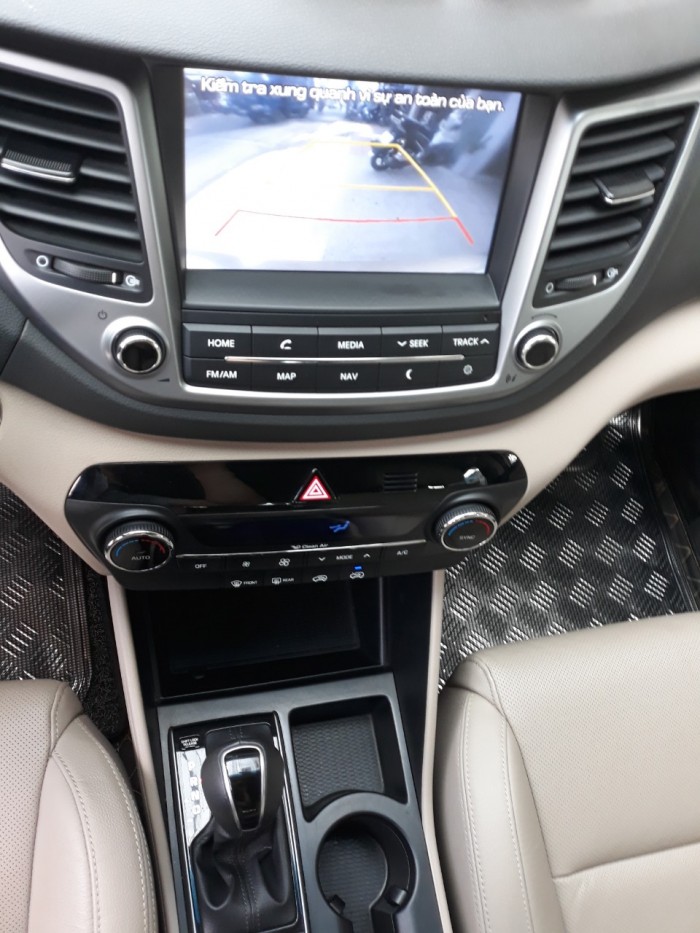 Bán Hyundai Tucson Turbo 1.6AT màu vàng cát máy xăng sản xuất 2017 chạy đúng 27000km