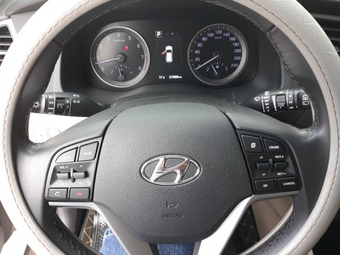 Bán Hyundai Tucson Turbo 1.6AT màu vàng cát máy xăng sản xuất 2017 chạy đúng 27000km