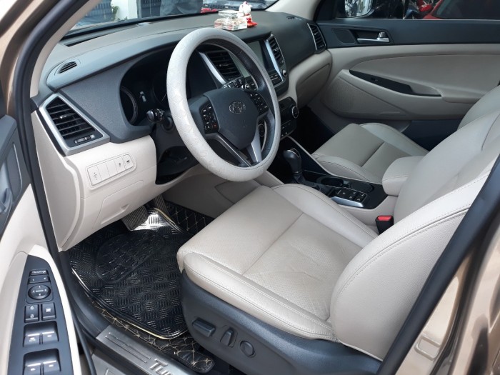 Bán Hyundai Tucson Turbo 1.6AT màu vàng cát máy xăng sản xuất 2017 chạy đúng 27000km