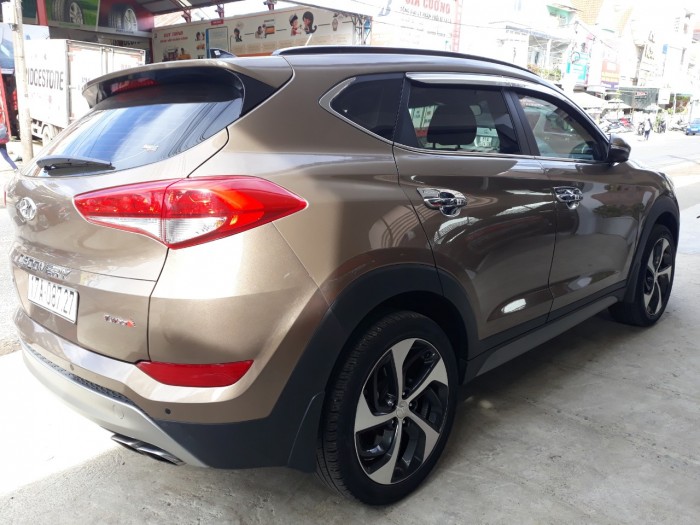 Bán Hyundai Tucson Turbo 1.6AT màu vàng cát máy xăng sản xuất 2017 chạy đúng 27000km
