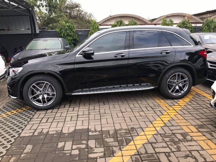 Bán Mercedes-Benz GLC300 Đen/nâu , giao ngay trong ngày