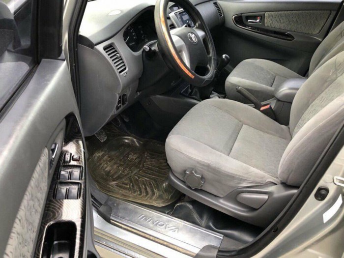 Bán Innova 2014 màu bạc số sàn xe cọp hơn xe mới