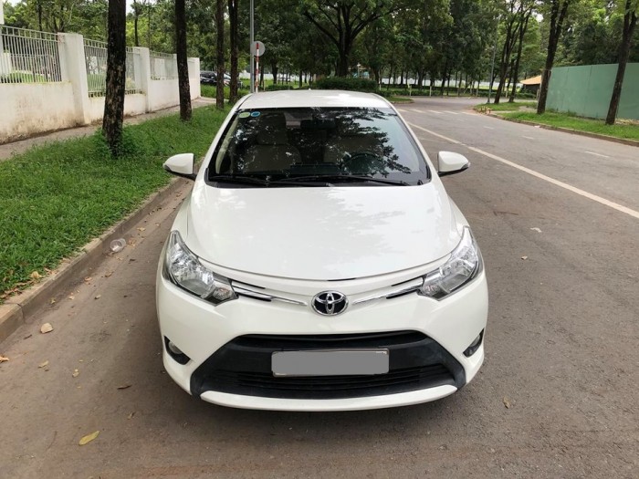 Cần bán gấp Toyota Vios 2016 , số sàn màu trắng ngọc trinh