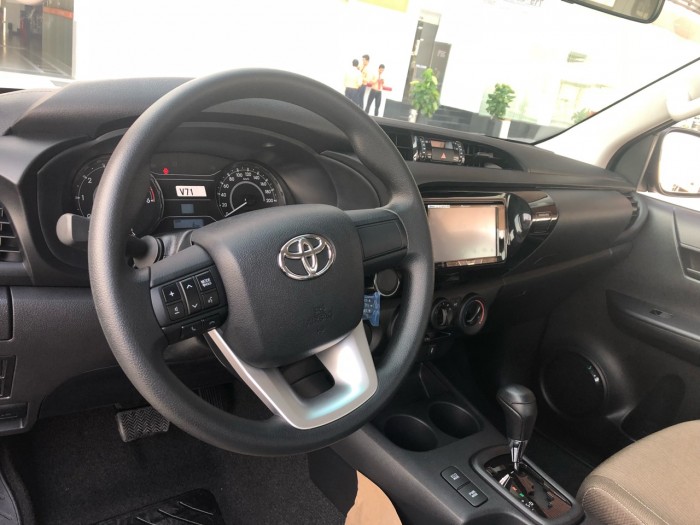 Toyota bán tải Hilux 2.4 AT (4x2) màu trắng ngọc trai