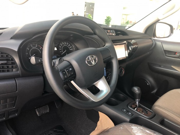 Toyota Hilux 2.4 AT (4x2) màu bạc giao ngay