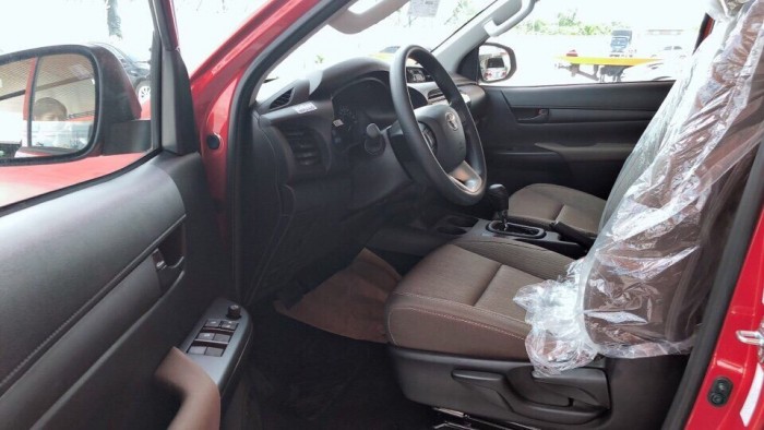 Toyota Hilux 2.4 AT (4x2) màu cam ánh kim nhập khẩu Thái Lan