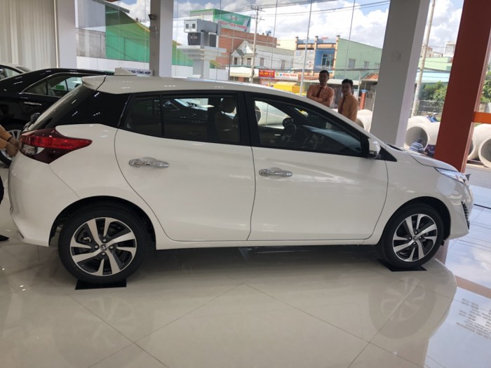 Toyota  Yaris 1.5G AT màu trắng giao ngay