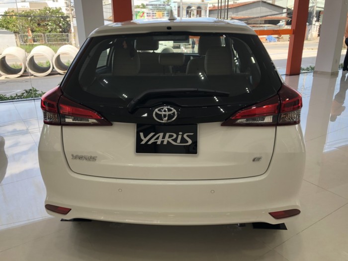 Toyota  Yaris 1.5G AT màu trắng giao ngay
