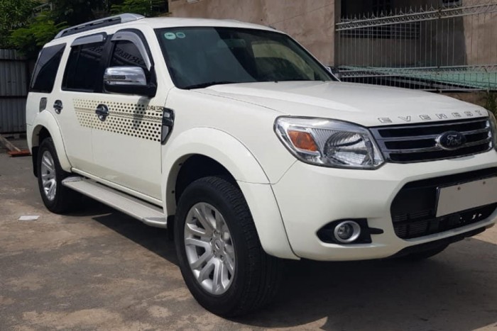 Cần tiền bán ford Everest 2014, số sàn, máy dầu, màu trắng.