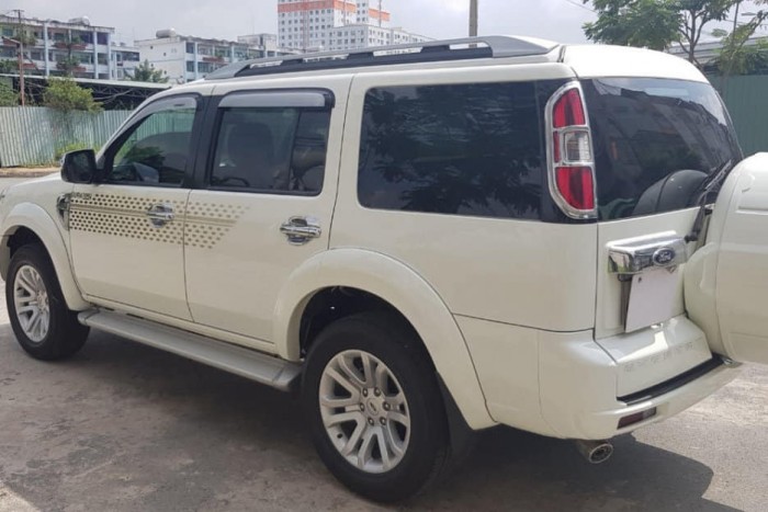 Cần tiền bán ford Everest 2014, số sàn, máy dầu, màu trắng.