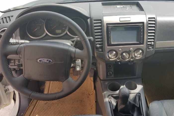 Cần tiền bán ford Everest 2014, số sàn, máy dầu, màu trắng.