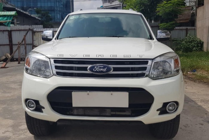 Cần tiền bán ford Everest 2014, số sàn, máy dầu, màu trắng.