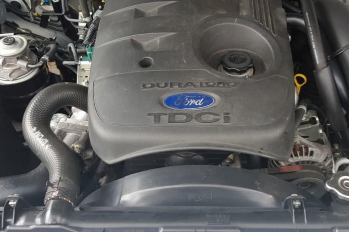Cần tiền bán ford Everest 2014, số sàn, máy dầu, màu trắng.